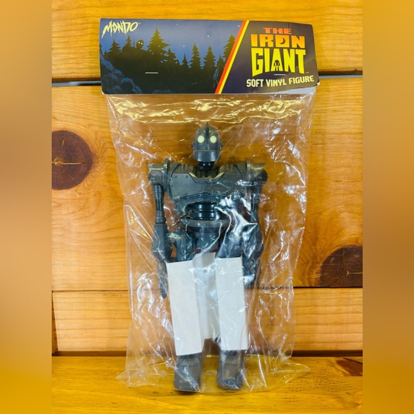 The Iron Giant 10” Soft Vinyl Figure MONDO Collector's Model New In Package - Picture 1 of 9
